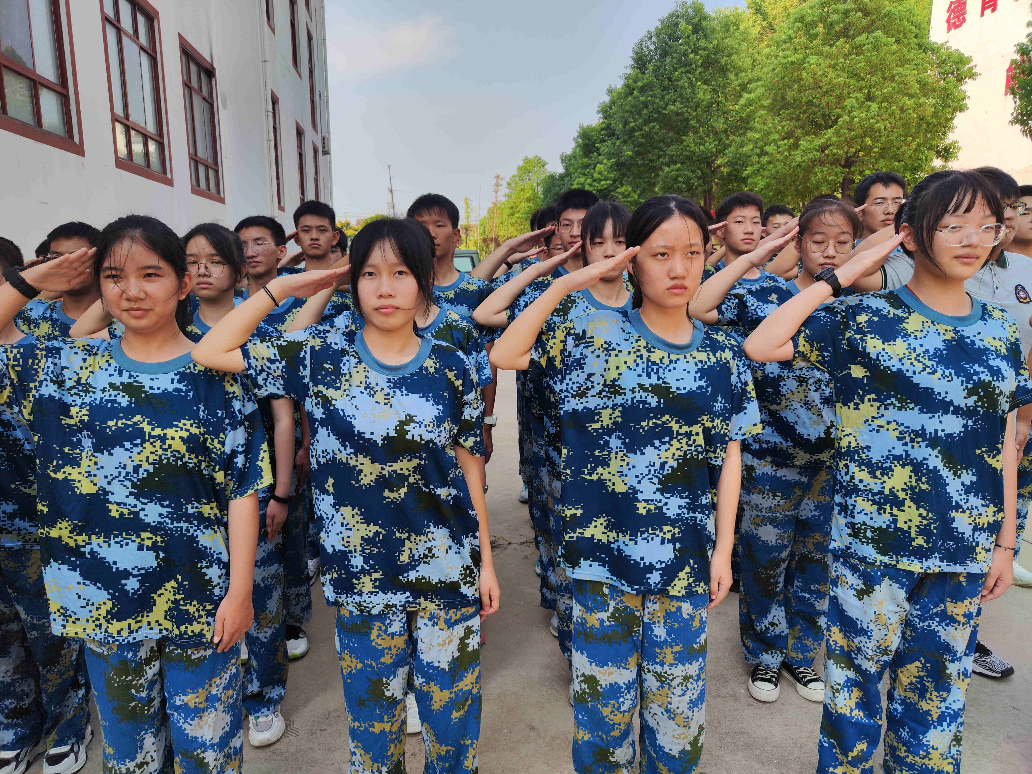 監(jiān)利中學(xué)高二年級開啟校外教育活動