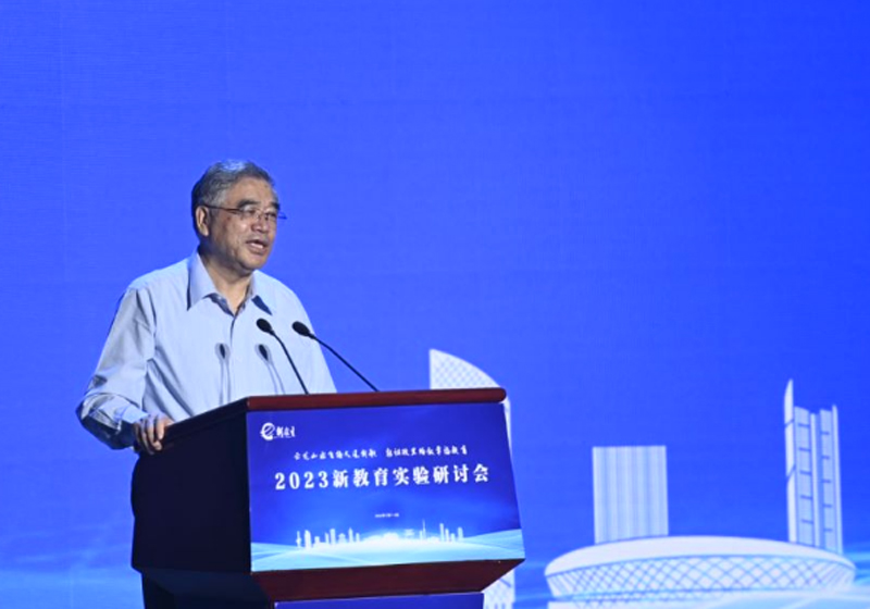 盧志文總校長(zhǎng)等人赴彭城參加新教育年會(huì)