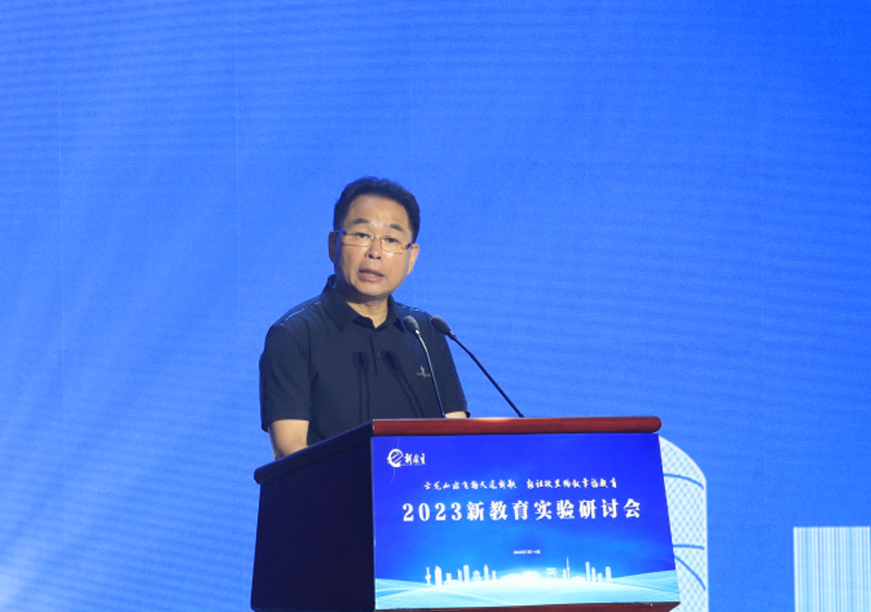 盧志文總校長(zhǎng)等人赴彭城參加新教育年會(huì)