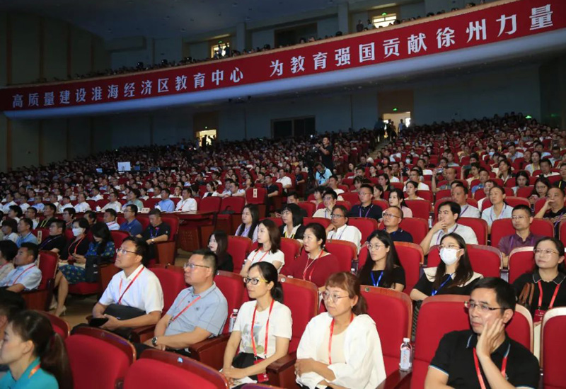 盧志文總校長(zhǎng)等人赴彭城參加新教育年會(huì)